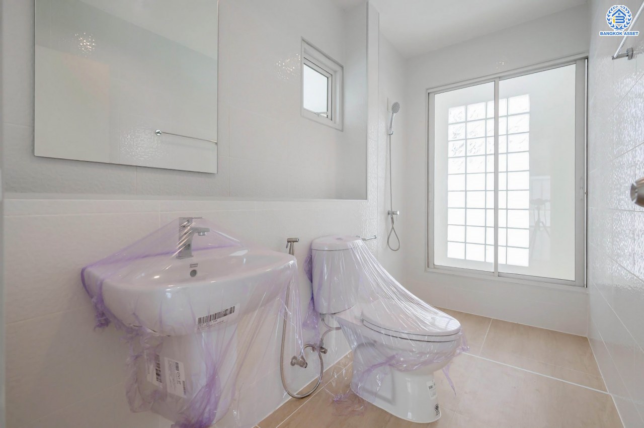 บ้านมือสองตกแต่งใหม่ โครงการ อนันตธารา ทวีวัฒนา เนื้อที่ 60 ตร.ว. พื้นที่ใช้สอย 166 ตร.ม. ฟังก์ชันจัดเต็ม 3 ห้องนอน 3 ห้องน้ำ จอดรถได้ 2 คัน ตอบโจทย์ทุกการเดินทาง บนทำเลศักยภาพ ติดถนนบรมราชชนนี เชื่อมต่อทางคู่ขนานลอยฟ้า ใกล้รถไฟฟ้าสายสีน้ำเงิน "สถานีบางพลัด"